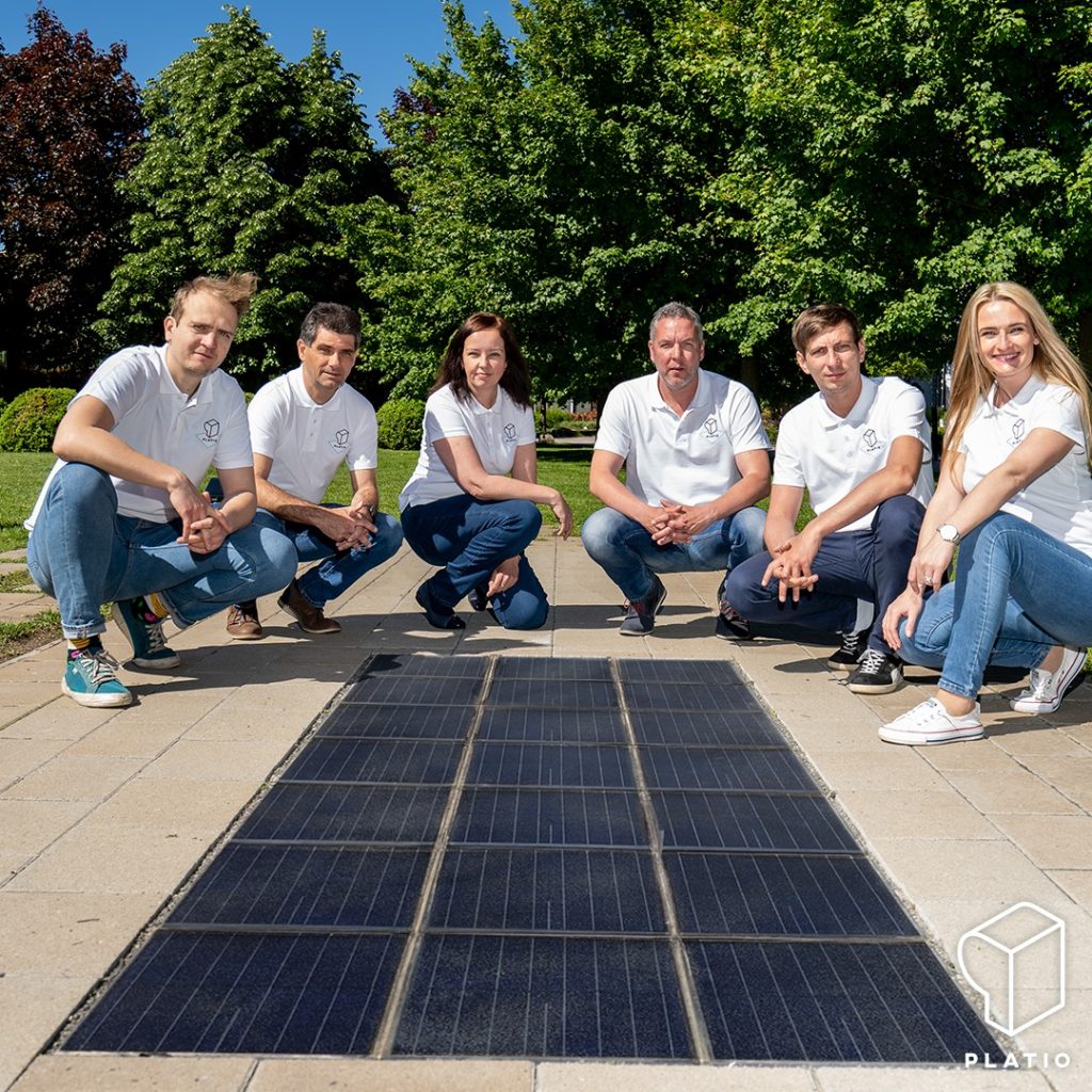 Los adoquines solares son un innovador material de construcción solar ecológico de generación de energía limpia hechos de plástico reciclado.