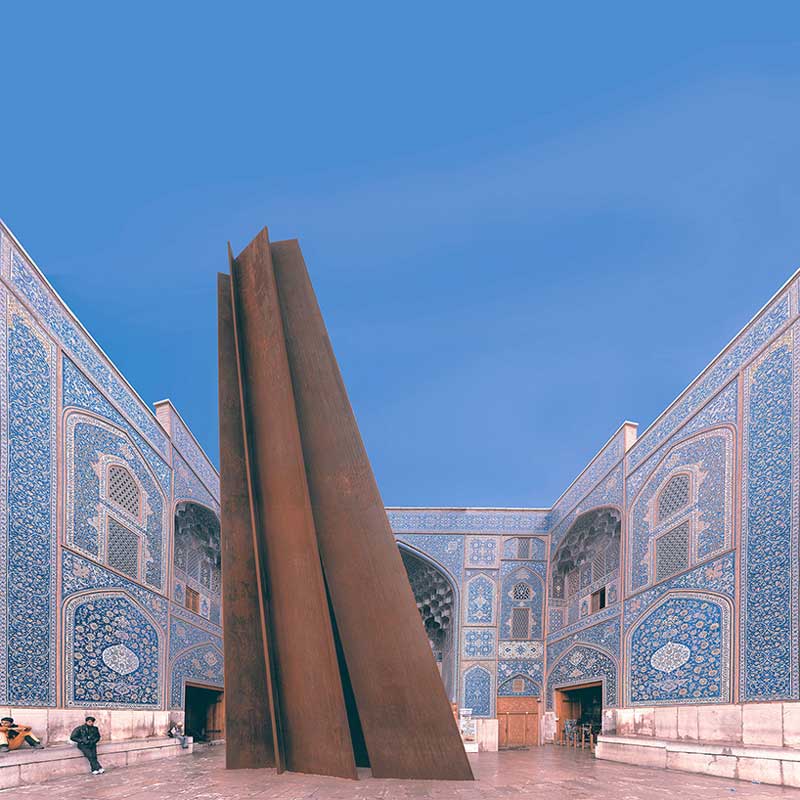 Mohammad Hassan Forouzanfar  utiliza el fotomontaje para liberar edificios de las ataduras tradicionales de la arquitectura iraní. 